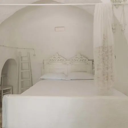 Trullo Bianco オストゥーニ